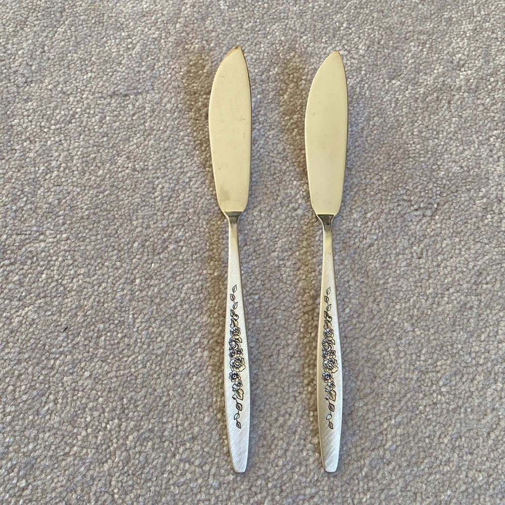Lot of 2 Vintage Intl Deep Silver LAUREL MIST Silverplate Master Butter Knife